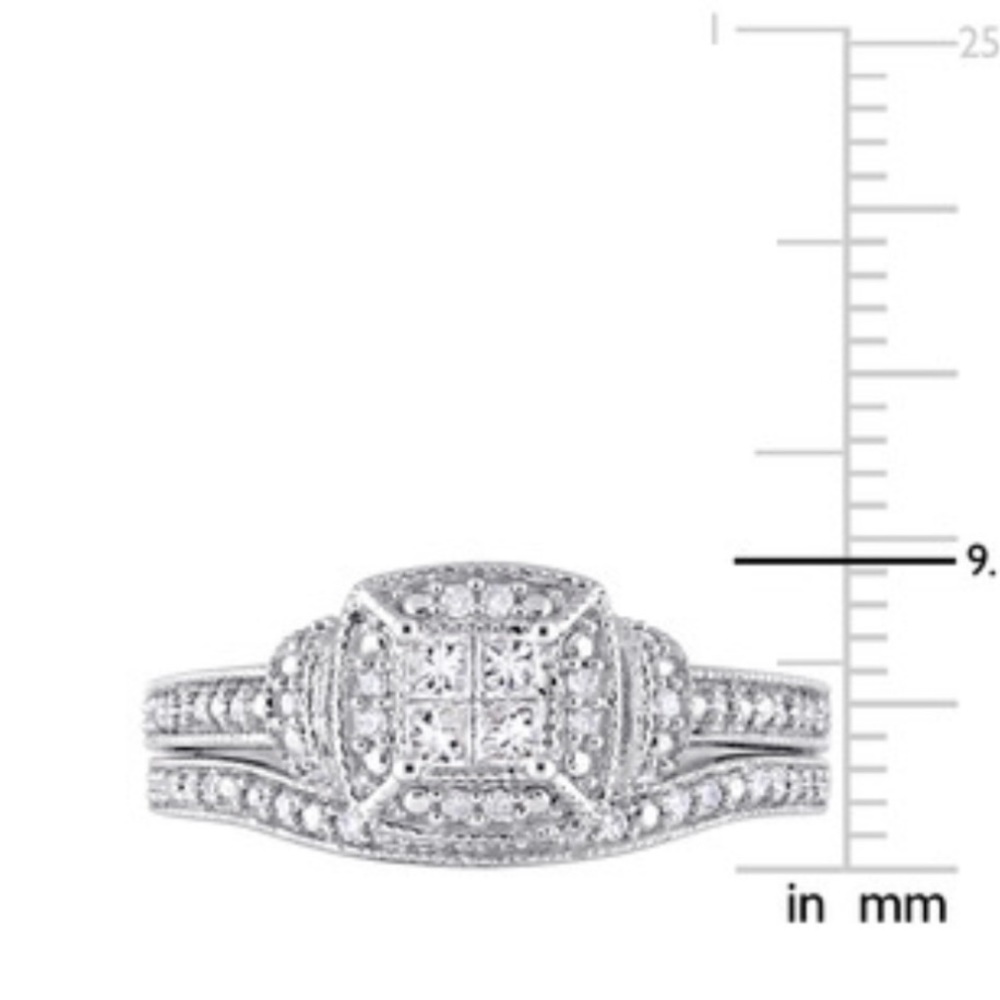 Delamore 1/3 CT Princess and Round Diamonds TW 10k
White Gold Bridal Set, Size 7